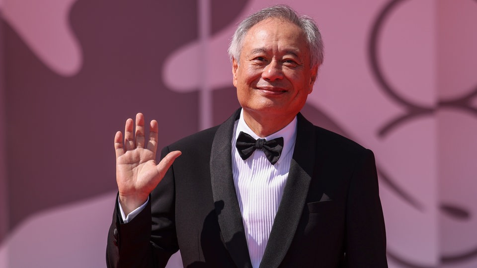 Der taiwanesische Regisseur Ang Lee winkt in die Kamera