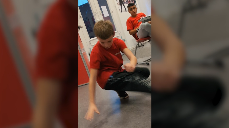 Kinder beim Breakdance im Kinderhaus Wittmund