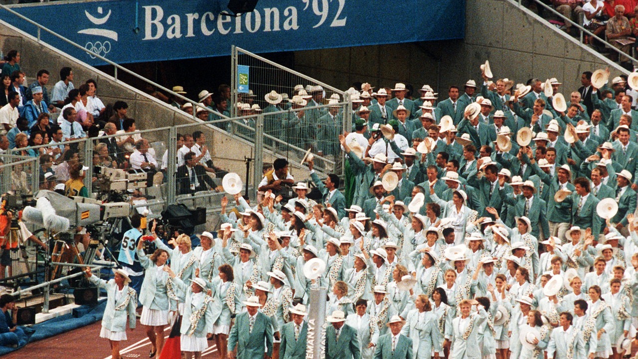 Die deutsche Mannschaft  beim feierlichen Eröffnungszeremoniell am 25.07.1992 im Olympiastadion in Barcelona