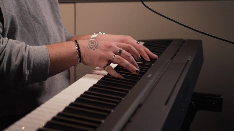 Die Hände von Sänger Isaak mit Keyboard