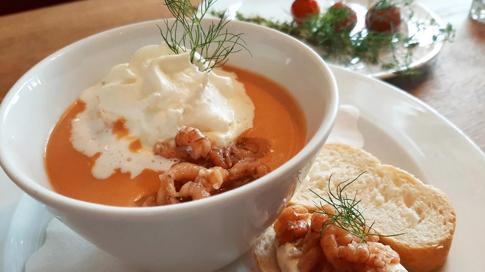 Krabbensuppe mit Schlagsahne und Dill