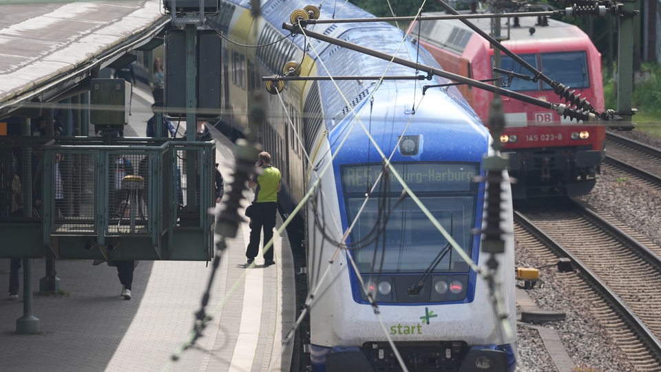 Ein Regionalzug steht auf einem Gleis im Bahnhof Harburg im Stadtteil Harburg.