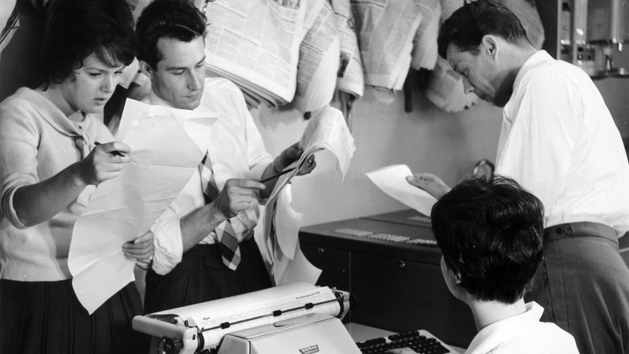 Mitarbeiter der dpa Deutsche Presse-Agentur in Hamburg am 13.08.1961 mit einer neuen, elektronisch gesteuerten Buchungsmaschine. 