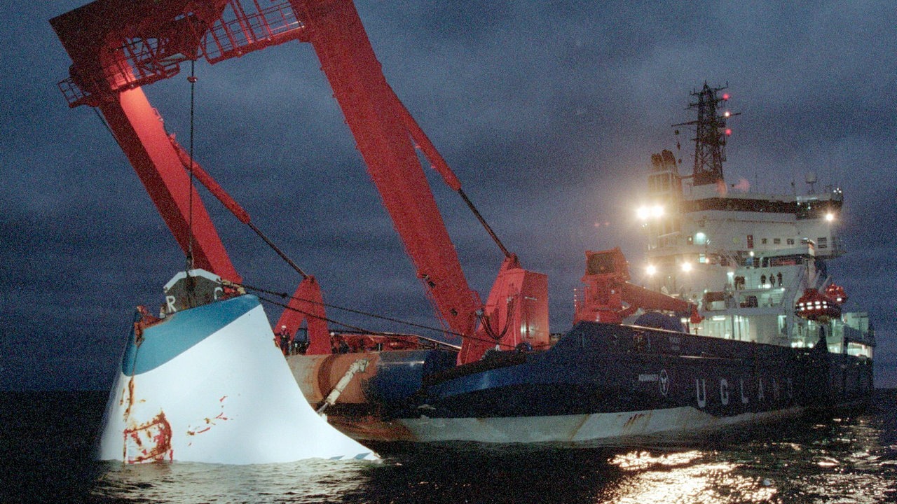 Der Bug der gesunkenen Fähre Estonia wird 1994 aus dem Wasser gezogen