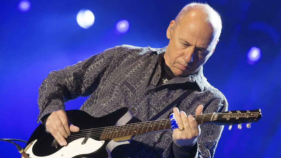 Mark Knopfler mit E-Gitarre auf der Bühne 2015