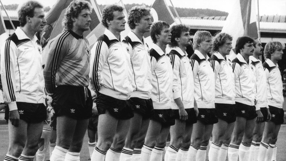 Die deutsche Fußballnationalmannschaft nimmt am 22.5.1984 in Zürich vor einem inoffiziellen FIFA-Spiel gegen Italien (1:0) Aufstellung zum Anhören der Hymnen