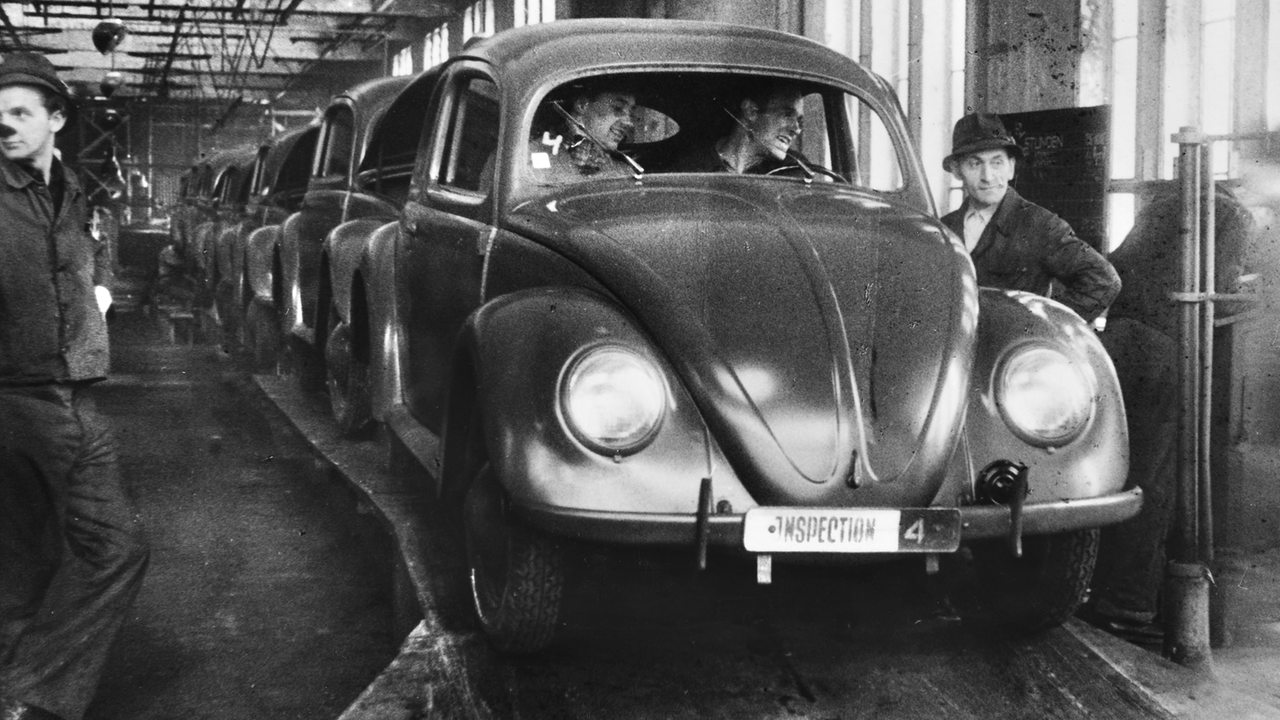 Der VW-Käfer rollt in Wolfsburg (Niedersachsen) vom Band, aufgenommen 1947